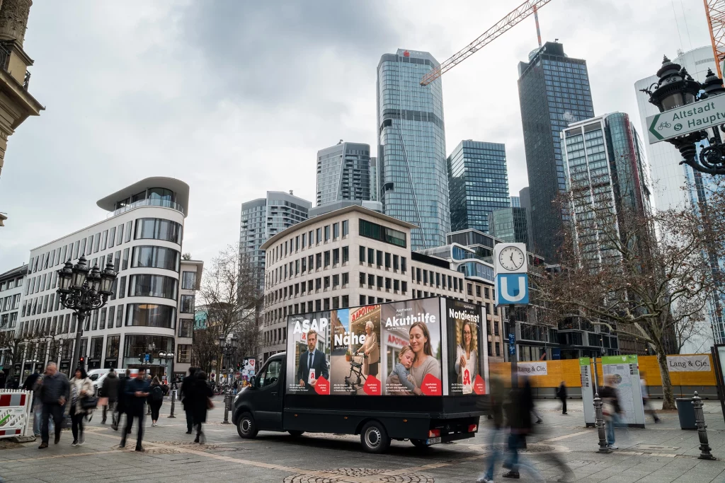 Der LED-Panel-Truck mitten im Bankenviertel in Frankfurt