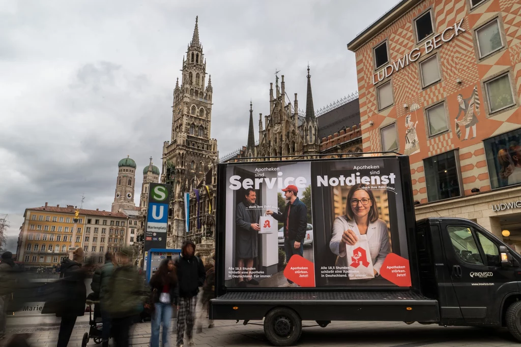 Der LED-Panel-Truck auf dem Marienplatz in München