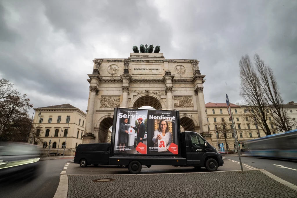 Der LED-Panel-Truck vor dem Siegestor in München